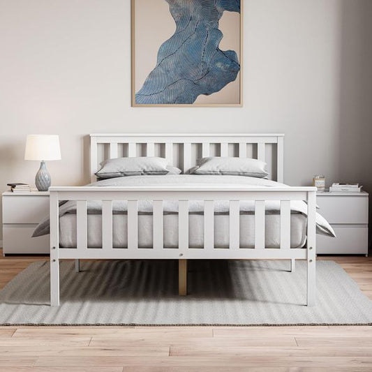 Weisses klassisches Doppelbett aus massivem Kiefernholz mit dekorativem Kopfteil und hohem Fussende, stabiles zeitloses Bettgestell 140 cm Breite